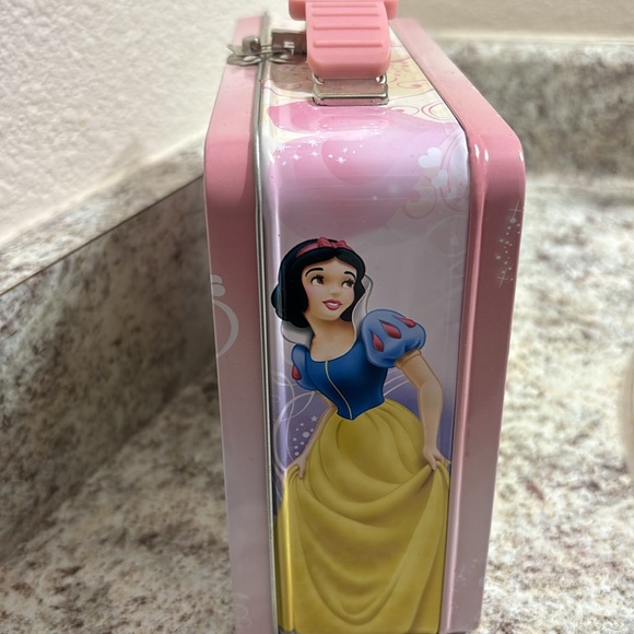 The tin box company, disneys  princess metal tin box with vintage stamps . - Picture 5 of 14